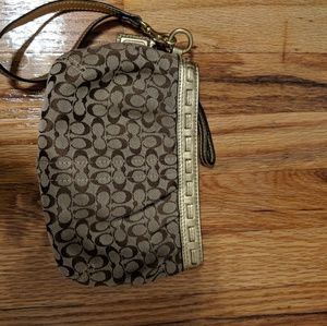 NEW w/o tag coach signature wristlet